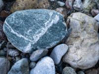 Bläulichgrauer Stein mit weißer Maserung neben weißlichbraunem Stein